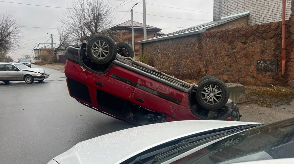 Автомобиль перевернулся при ДТП в Алматы