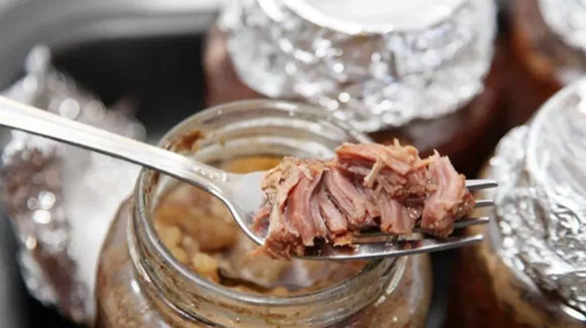 В популярной тушенке из конины оказалось ДНК свиньи