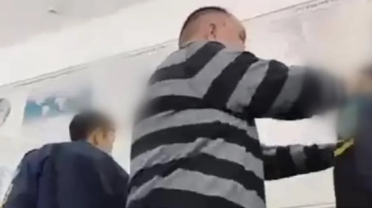 Қарағанды: Студенттерге қол көтерген мұғалім жұмыстан қуылды