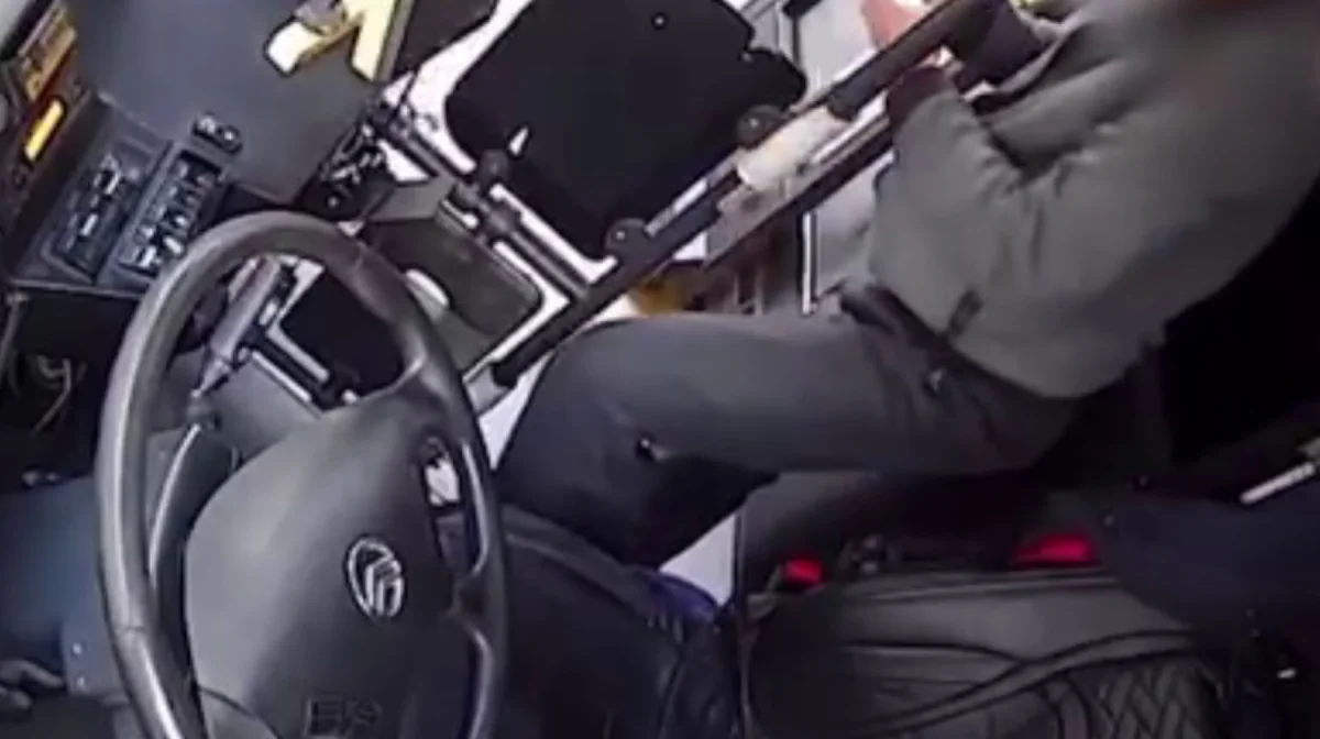 Мужчина напал с ножом на контролера автобуса в Алматы