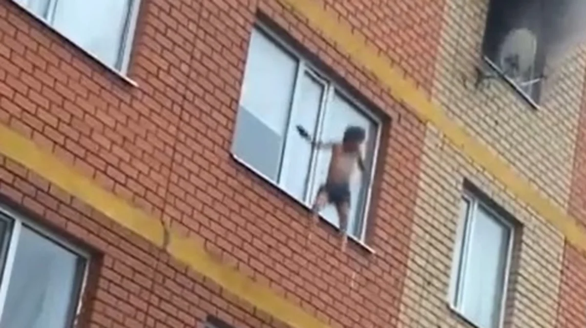 Дети прыгали из окна четвертого этажа во время пожара в Аксае