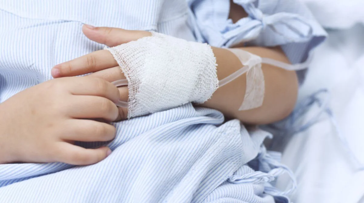 Родители напали на медиков после того, как их ребёнку ампутировали кончики пальцев