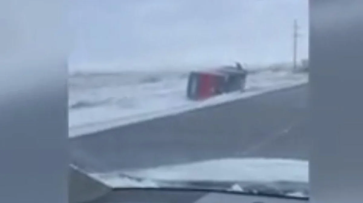 Қарағандыда қатты желден автобус аударылып қалды