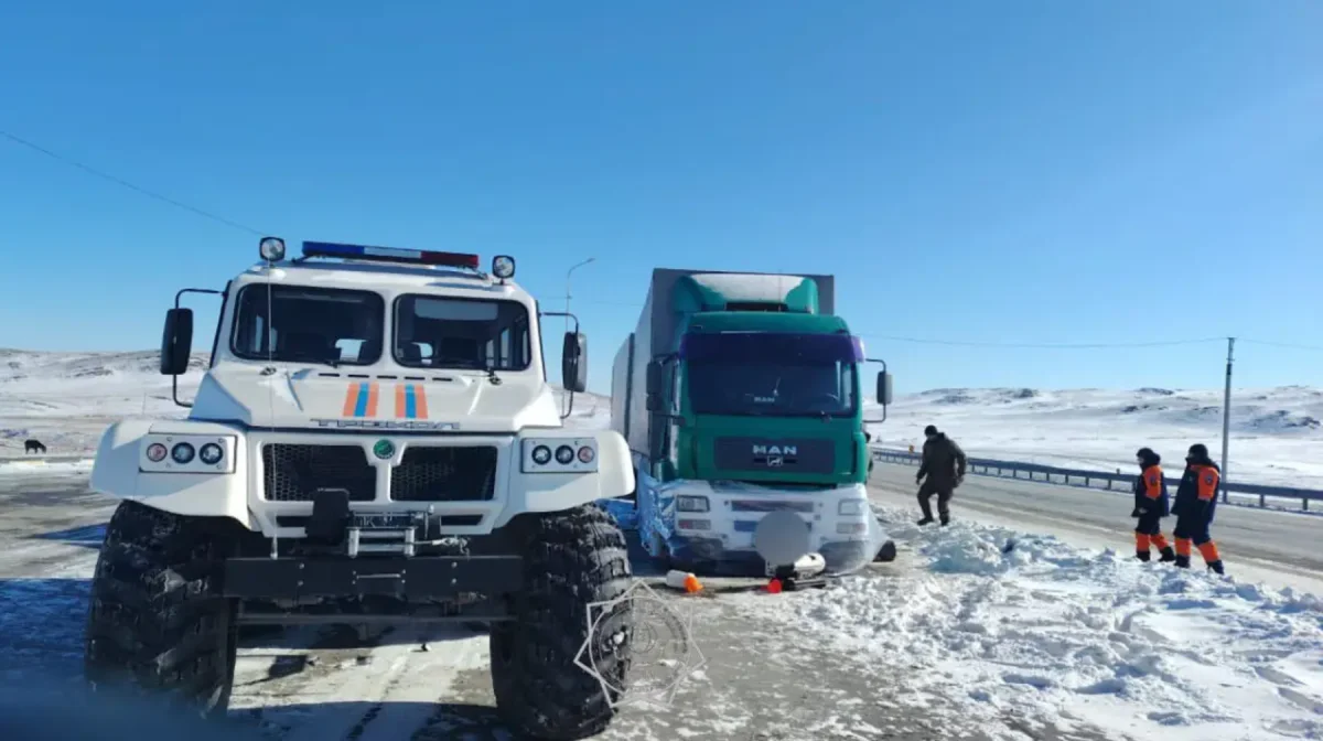 Провел пять суток на дороге: спасатели помогли водителю фуры в Жамбылской области