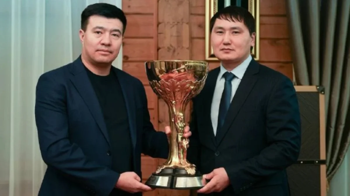 Бақтияр Артаев 20 жыл бұрын жеңіп алған Вэл Баркер кубогын қайтарып алды