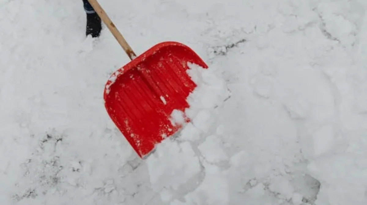 Чистила снег после операции: в Есиле умерла мать троих детей