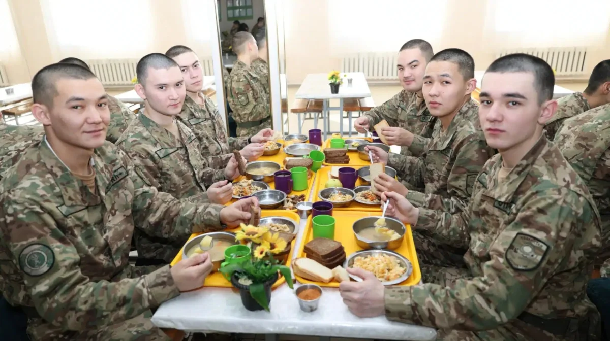 Ет, нарын және бауырсақ: Ұландықтар енді ұлттық тағамдармен тамақтанады