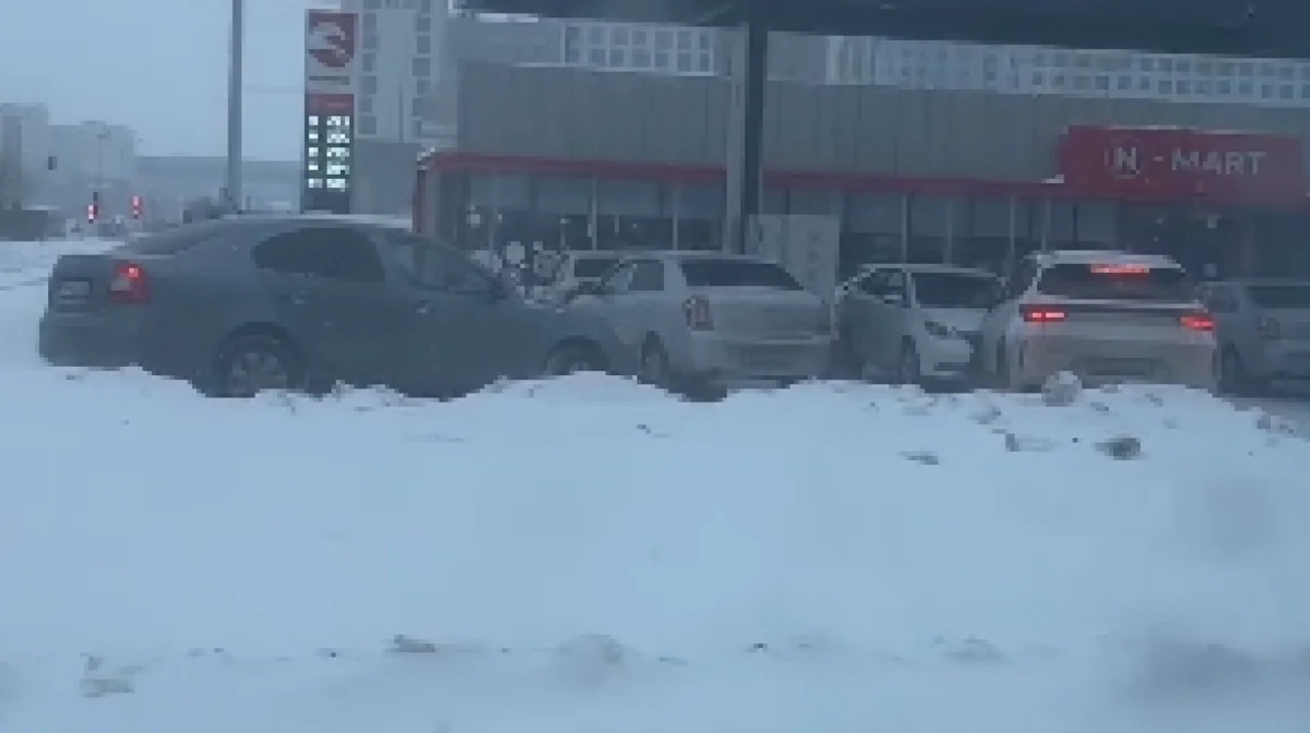 Ажиотаж на столичных заправках обсуждают горожане