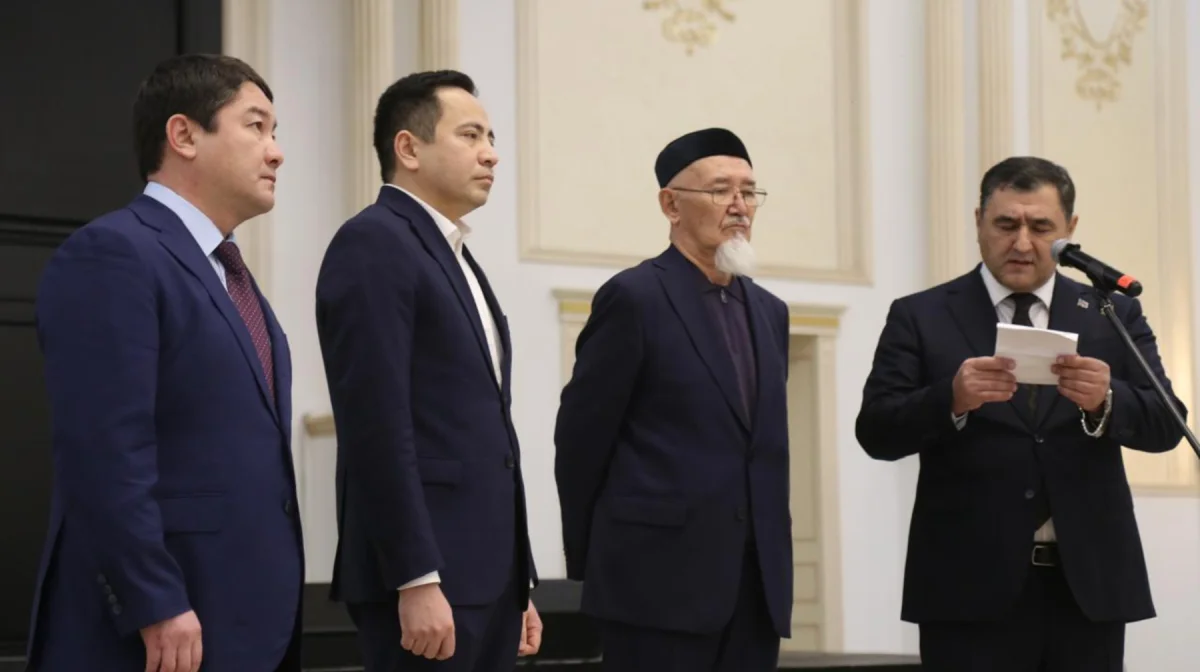 В Актау прошел поминальный ас в память о жертвах авиакатастрофы AZAL