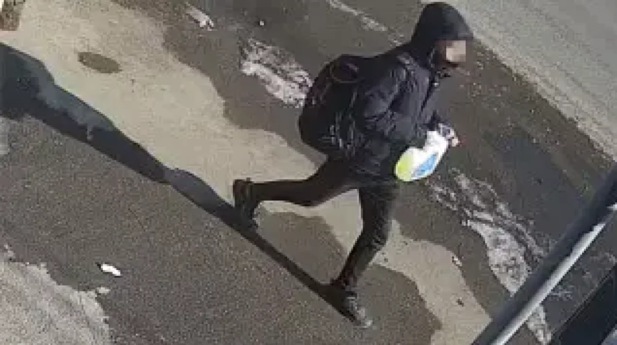 «Үйде балалар болған»: Алматыда белгісіз біреу үйді өртеп жіберген