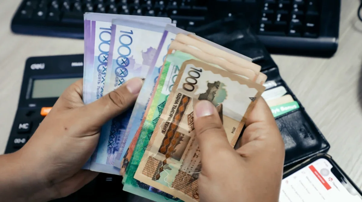 Казахстанцы отказываются от наличных денег