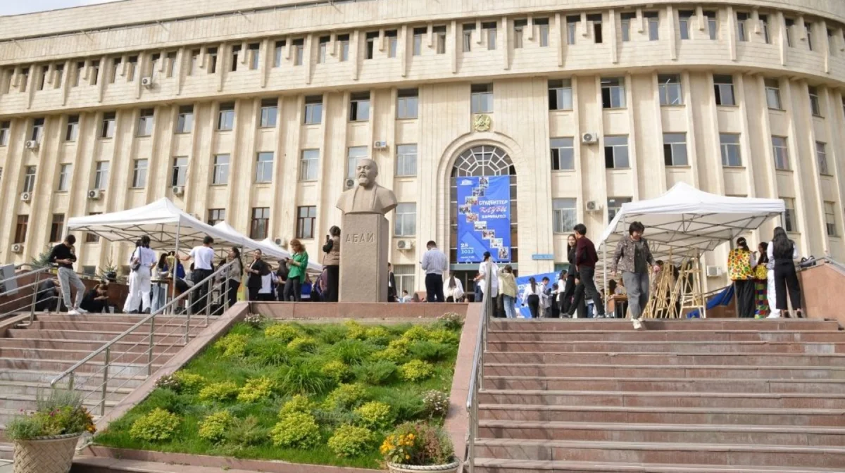 «Заңсыз сатып жіберген»: Ұлттық университеттің оқу корпустары мен стадионы қайтарылды