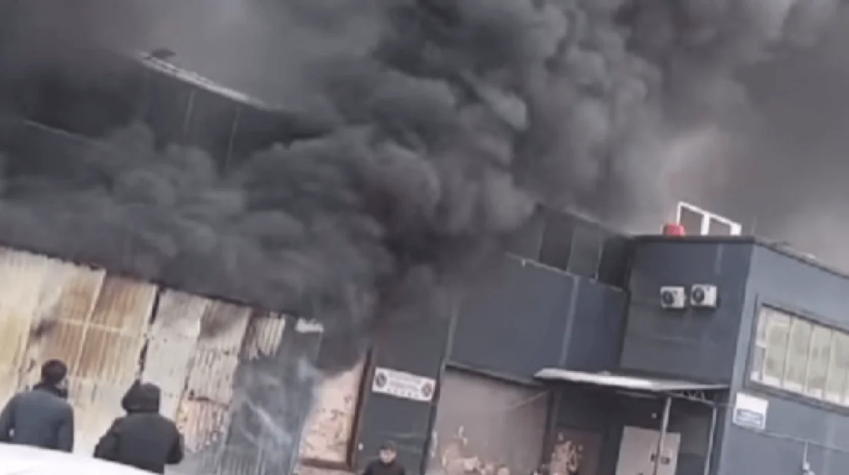 ТРЦ «Сарыарка» горит в Астане (ВИДЕО)