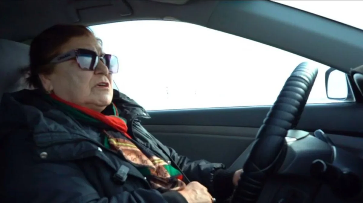 74-летняя таксистка колесит по автотрассе Атырауской области