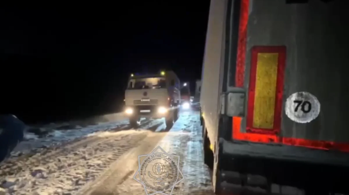 Маңғыстау облысында 50-ге жуық жүк көлігі қар құрсауында қалып қойған