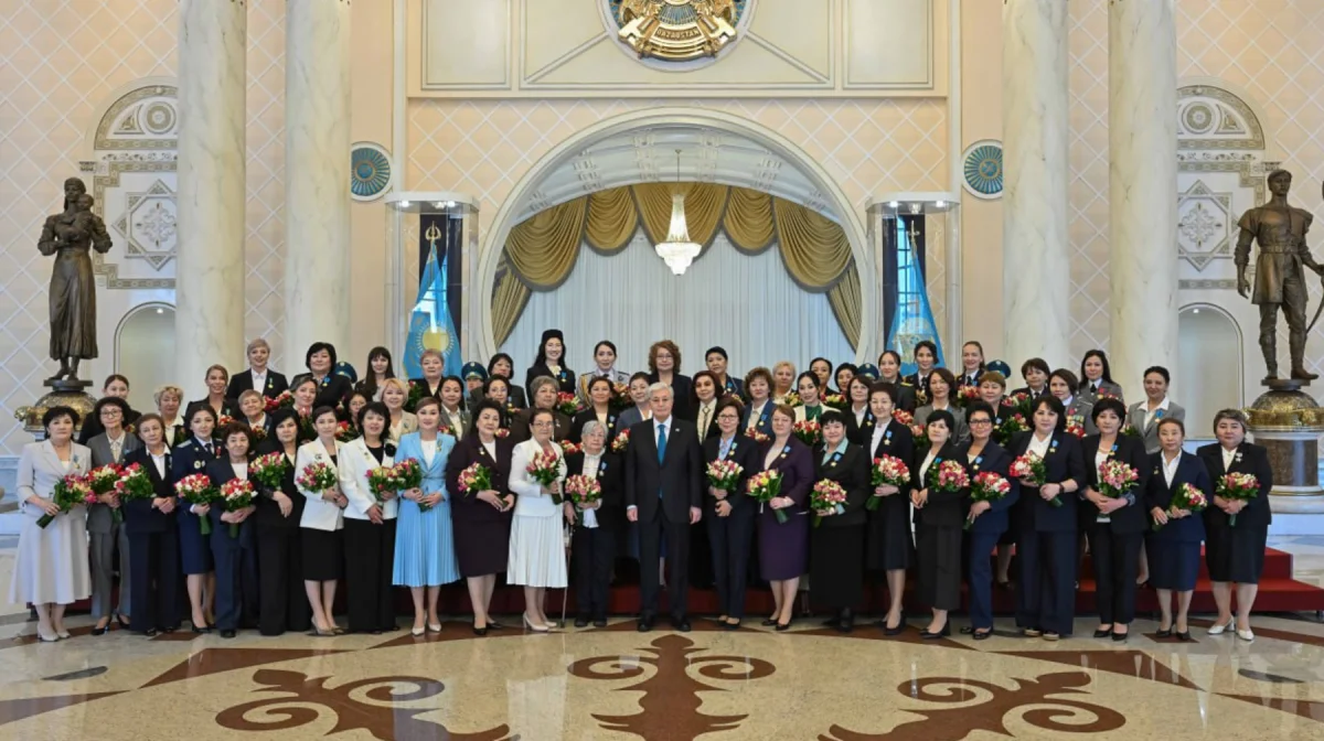 Токаев вручил госнаграды ряду женщин за их вклад в развитие страны