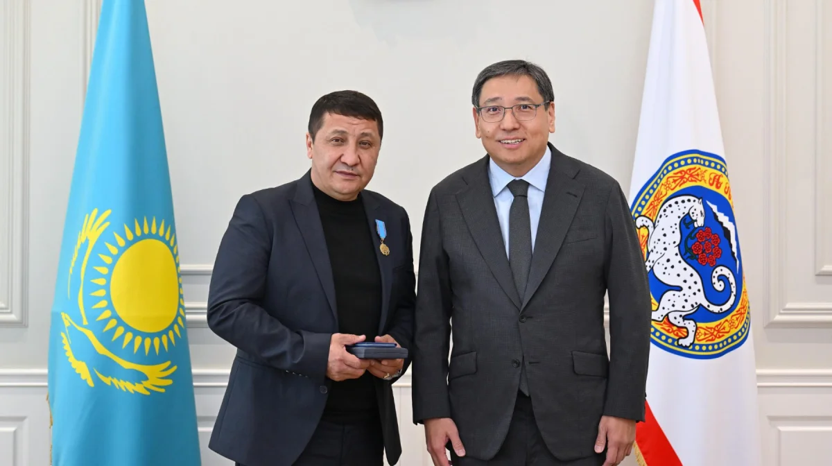 Герою из аэропорта Алматы вручили медаль по поручению президента