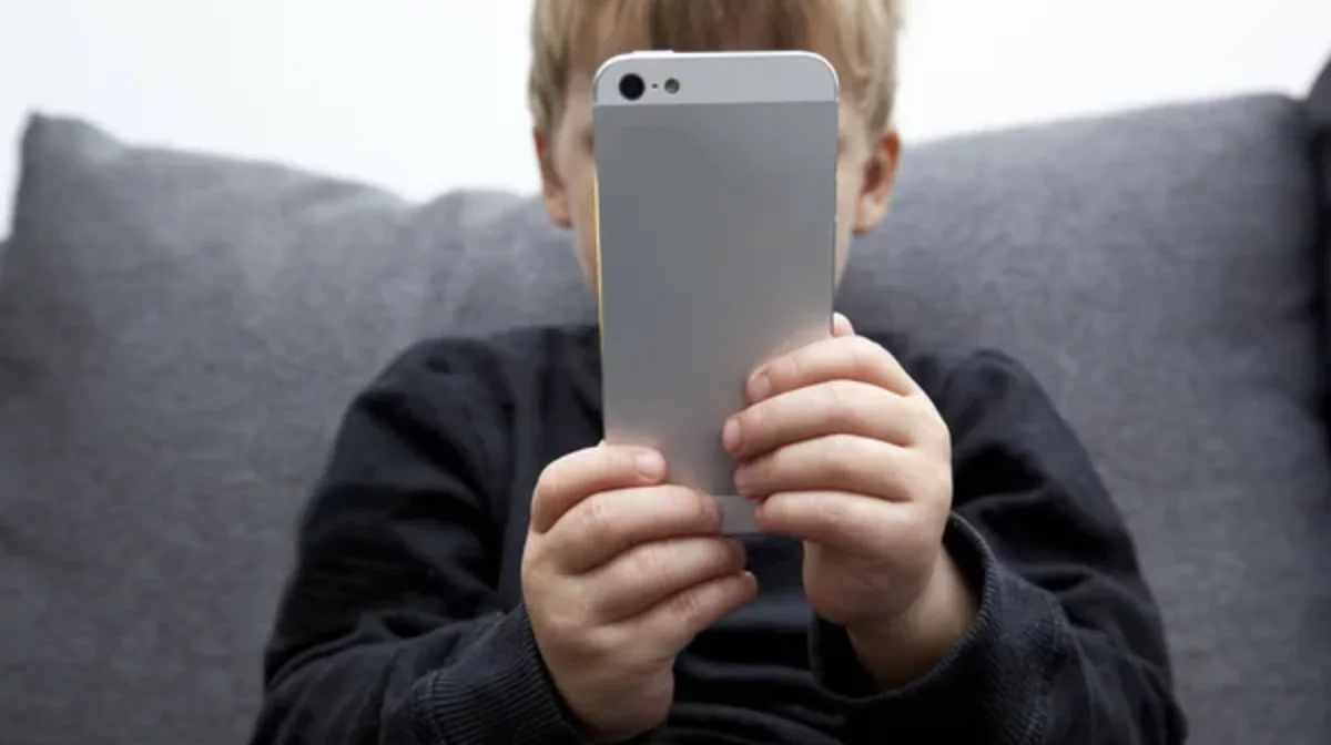 Балаларды қорғау ма, бақылау ма? Қазақстанда арнайы SIM-карталар енгізілмек