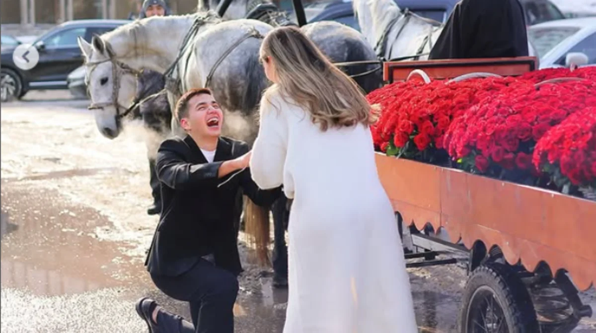 «Күйеуден жолы болған»: қазақстандық танымал блогер әйеліне ерекше тосынсый жасады