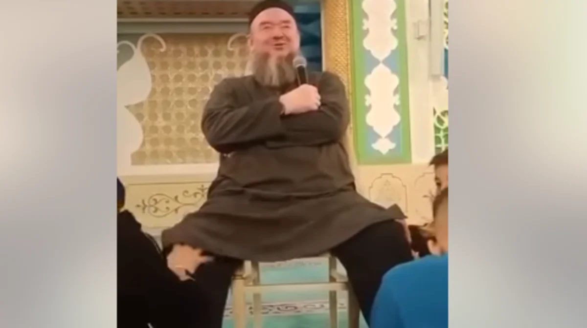 Шәкірттеріне аяғын уқалатқан ұстаздың әрекеті желіні шулатты (ВИДЕО)