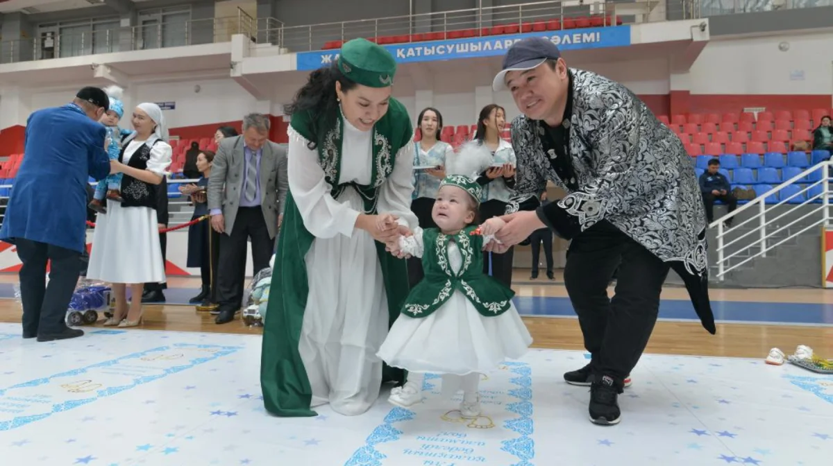 Новый рекорд: 336 детям одновременно провели обряд «тұсау кесу»