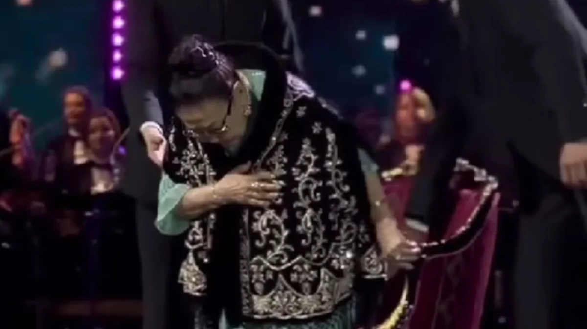 «Баян Мақсатқызына сәлем айтыңдар»: Бибігүл Төлегенова халыққа иіліп, сәлем берді (ВИДЕО)