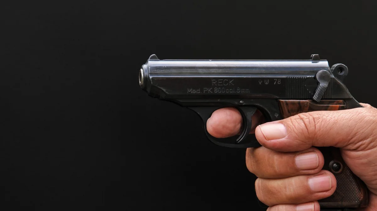 Полицейский из Актобе выстрелил в знакомого из табельного оружия