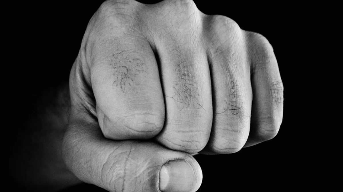 В Темиртау подростки ворвались в дом пенсионера и жестоко избили его