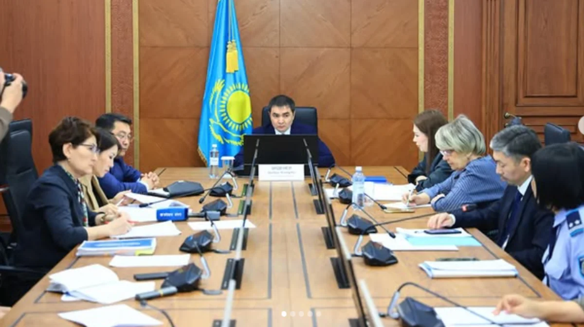 Теміртауда зейнеткерді ұрып-соғу: әкім орынбасары мен мектеп директорлары жауапқа тартылды