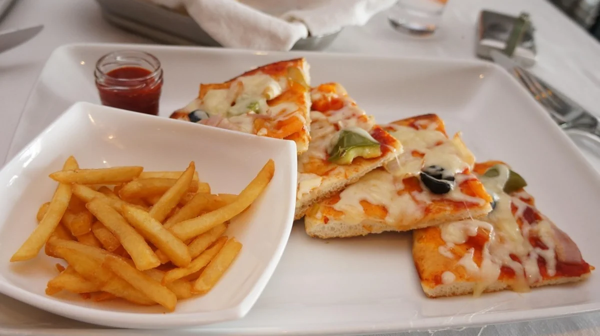 Массовое отравление в школьной столовой: Минздрав начал проверку