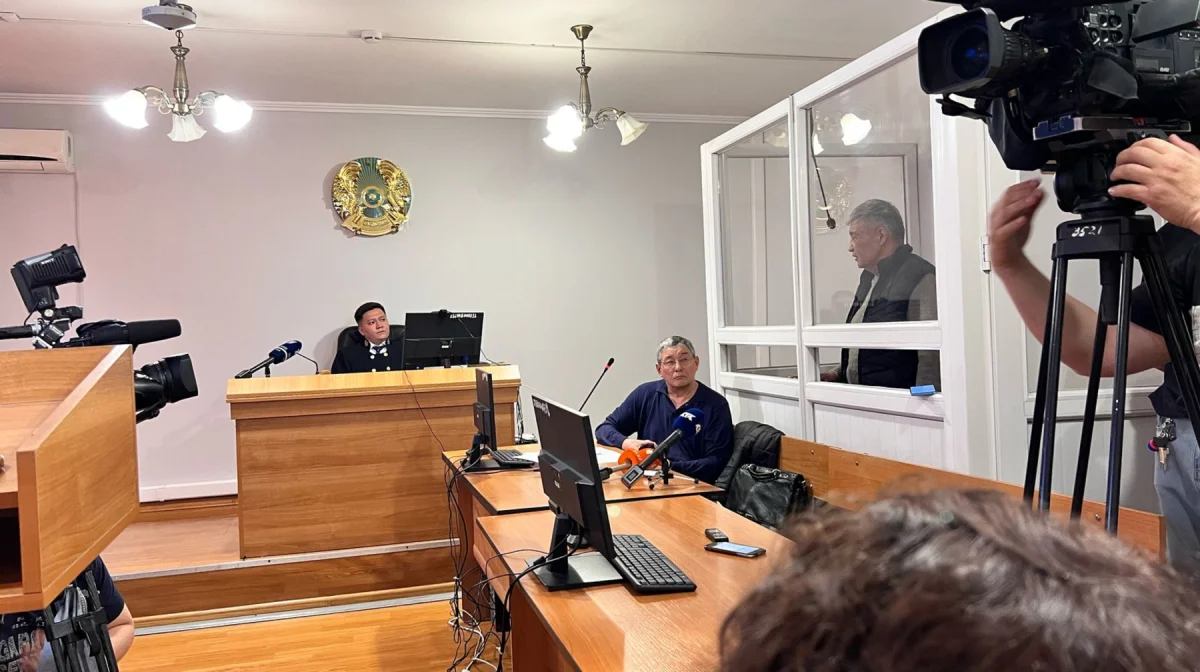 Кінәсін мойындаған: Алматы әуежайында қызды кепілге алған ер адамға қатысты сот басталды