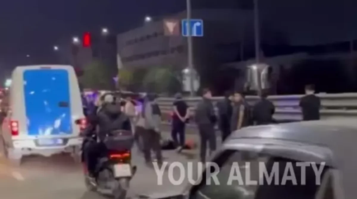 Алматыда мотоцикл жүргізушісінің кесірінен екі жұмысшы ажал құшты