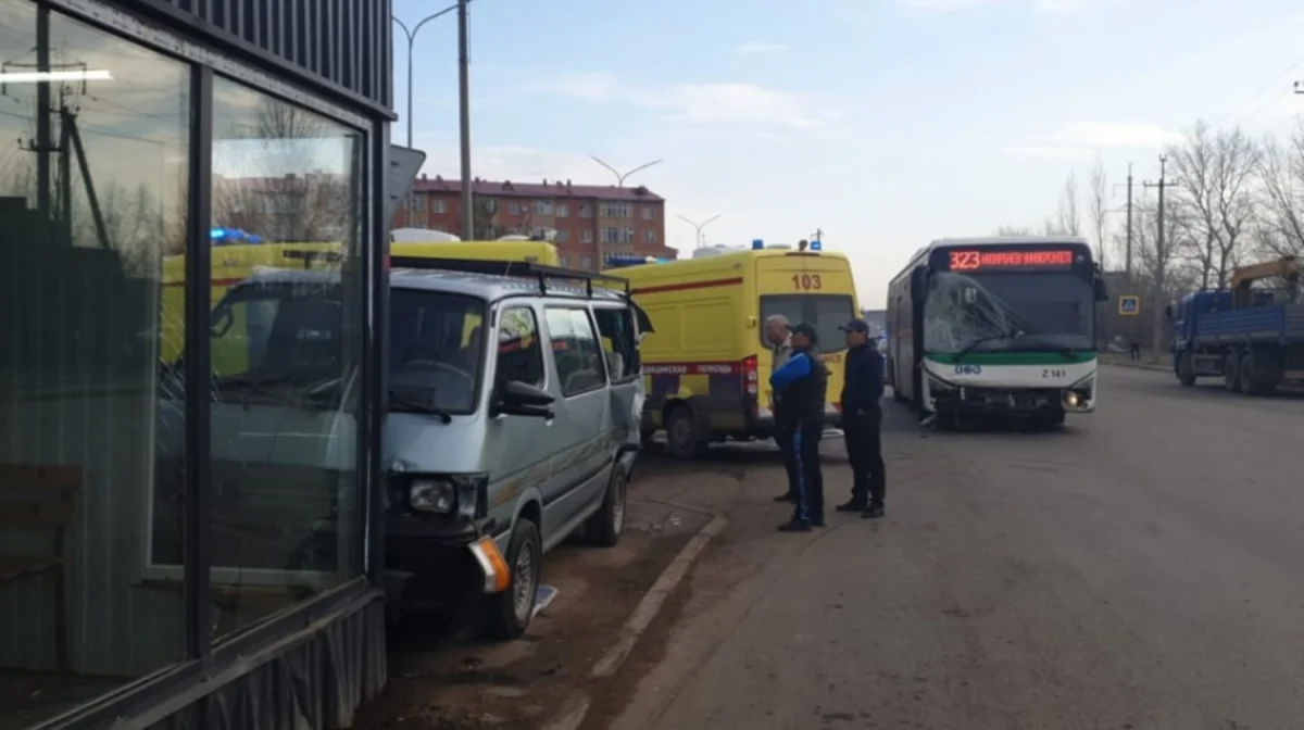 Микроавтобус с детьми влетел в остановку в Косшы