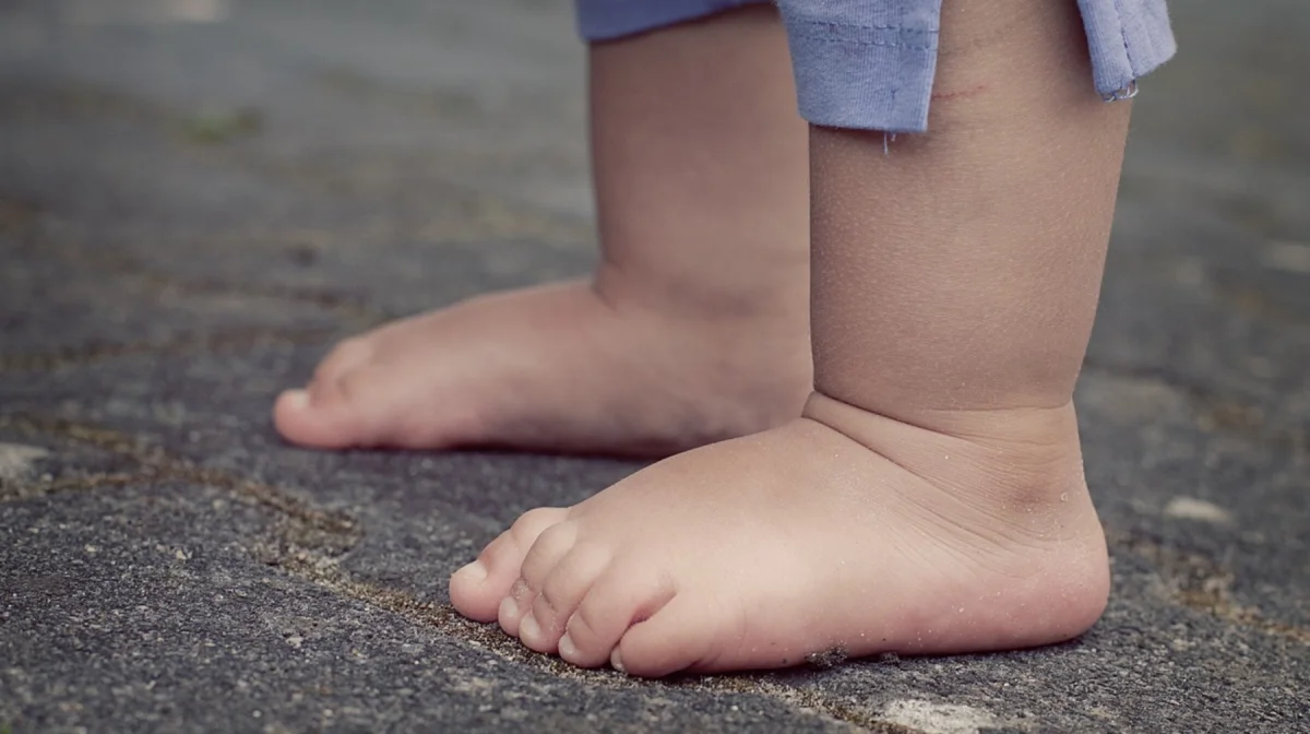 Двухлетний ребенок выпал из окна пятого этажа в Павлодаре, он в коме