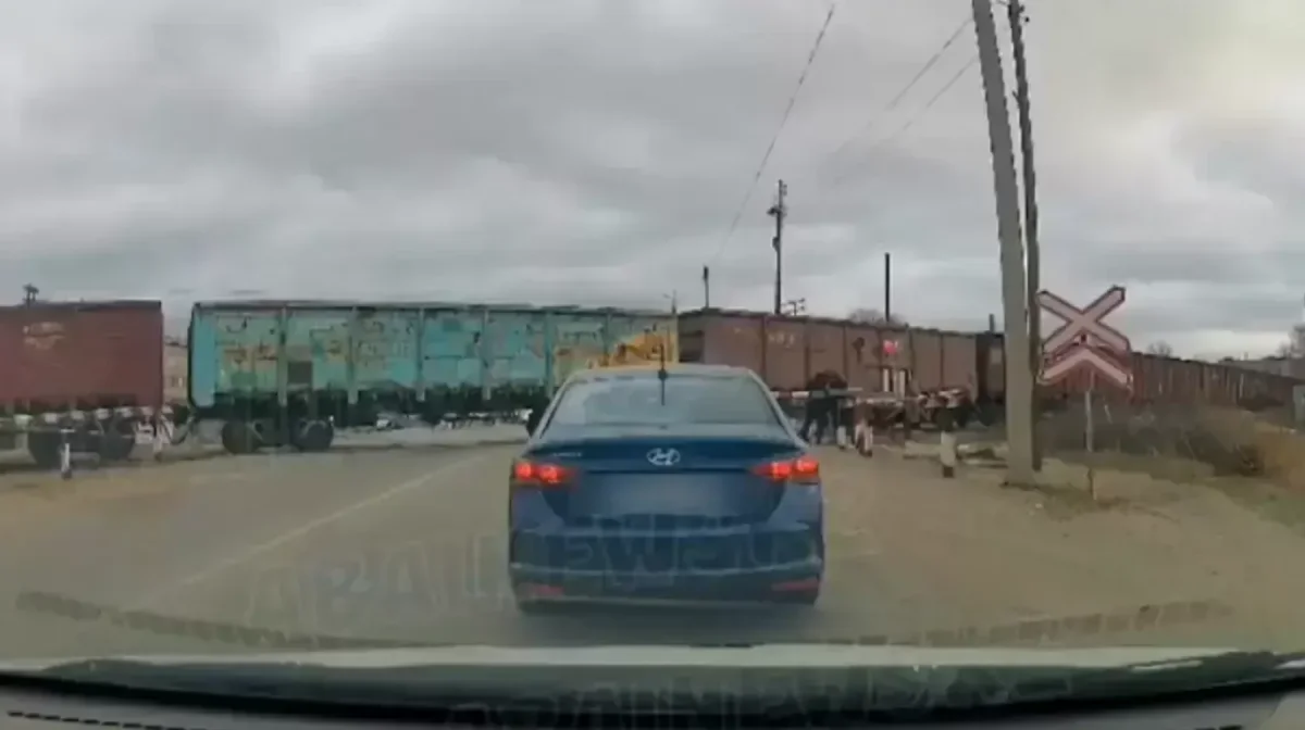 Қозғалатынын білмей қалды: Семейде әйел адамды жүк пойызы мыжып өтті