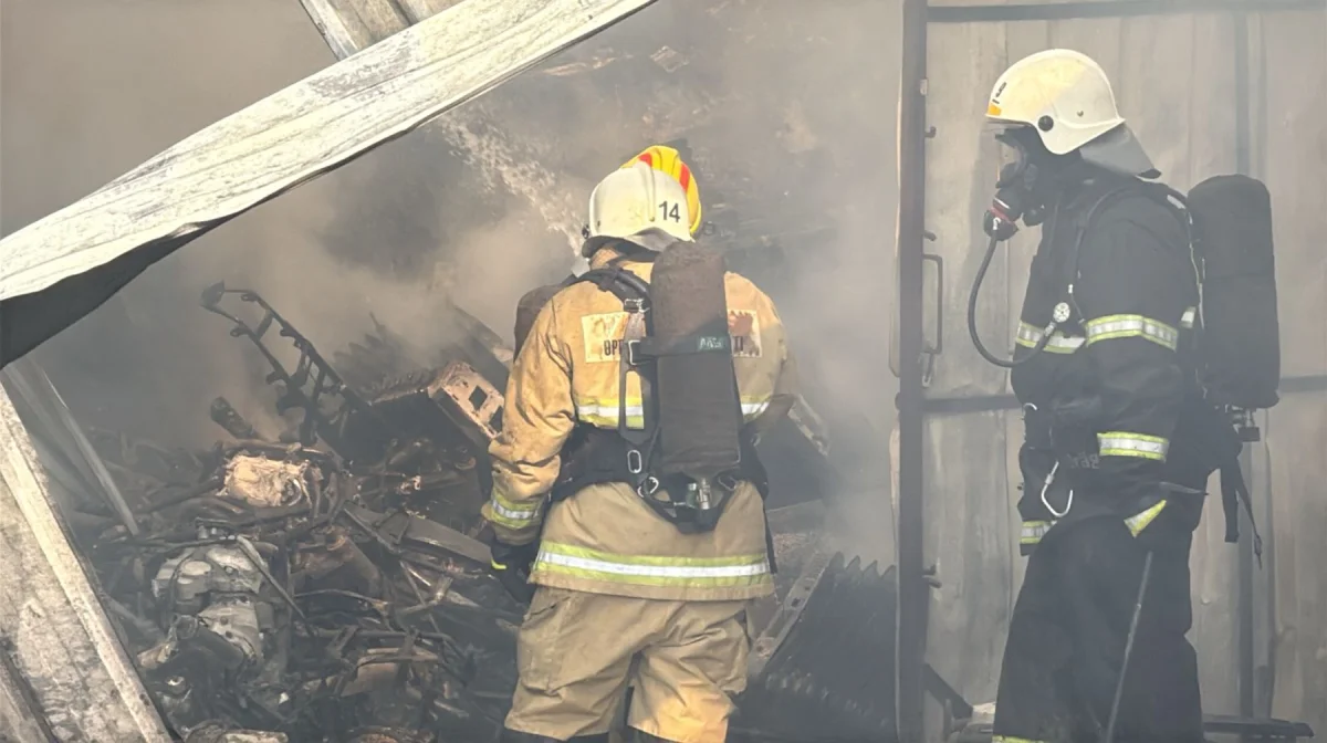 1400 шаршы метр күлге айналды: Алматыда қоймадан шыққан өрт өшірілді