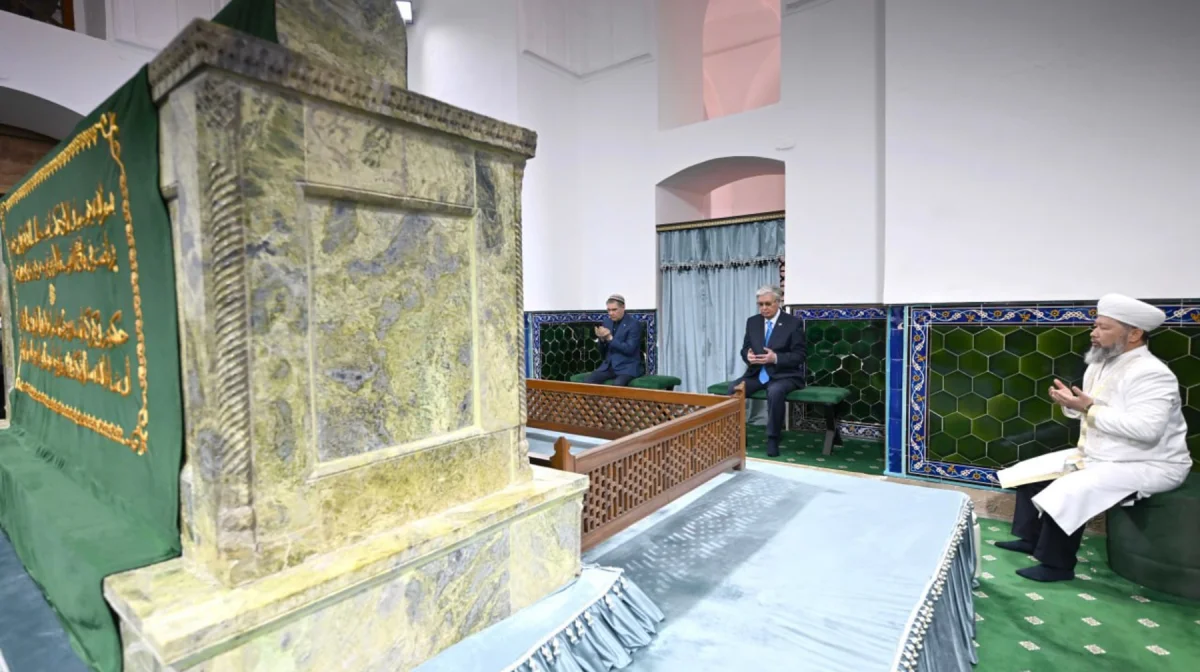 Тоқаев пен Бердімұхамедов Қожа Ахмет Ясауи кесенесіне зиярат етті