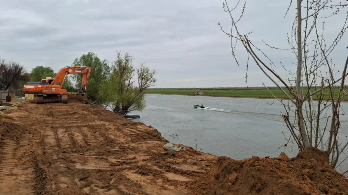 Надежная защита от наводнений: В Атырауской области строят новую дамбу