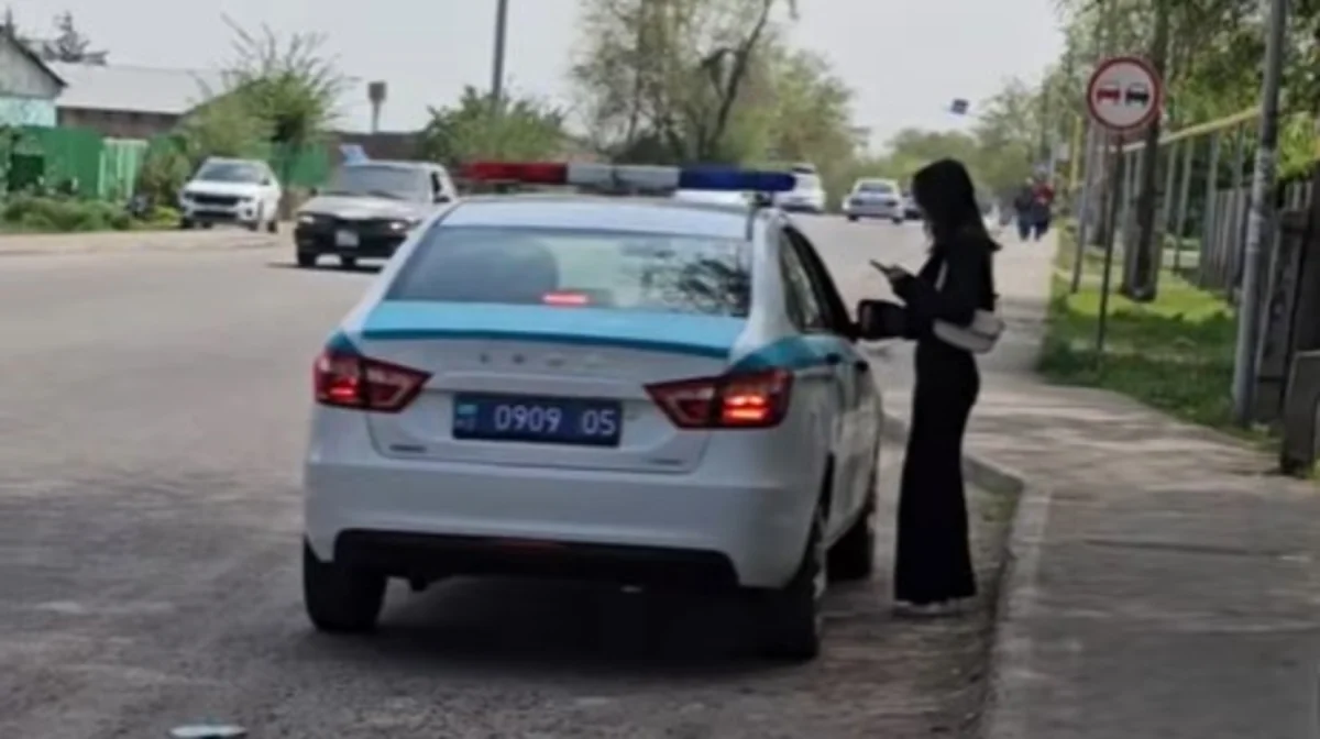 Полицейские уволены после предложения подвезти 17-летнюю казахстанку