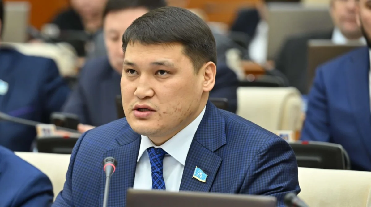 Берденов находится под наблюдением, но уже передвигается — Минздрав о состоянии замакима