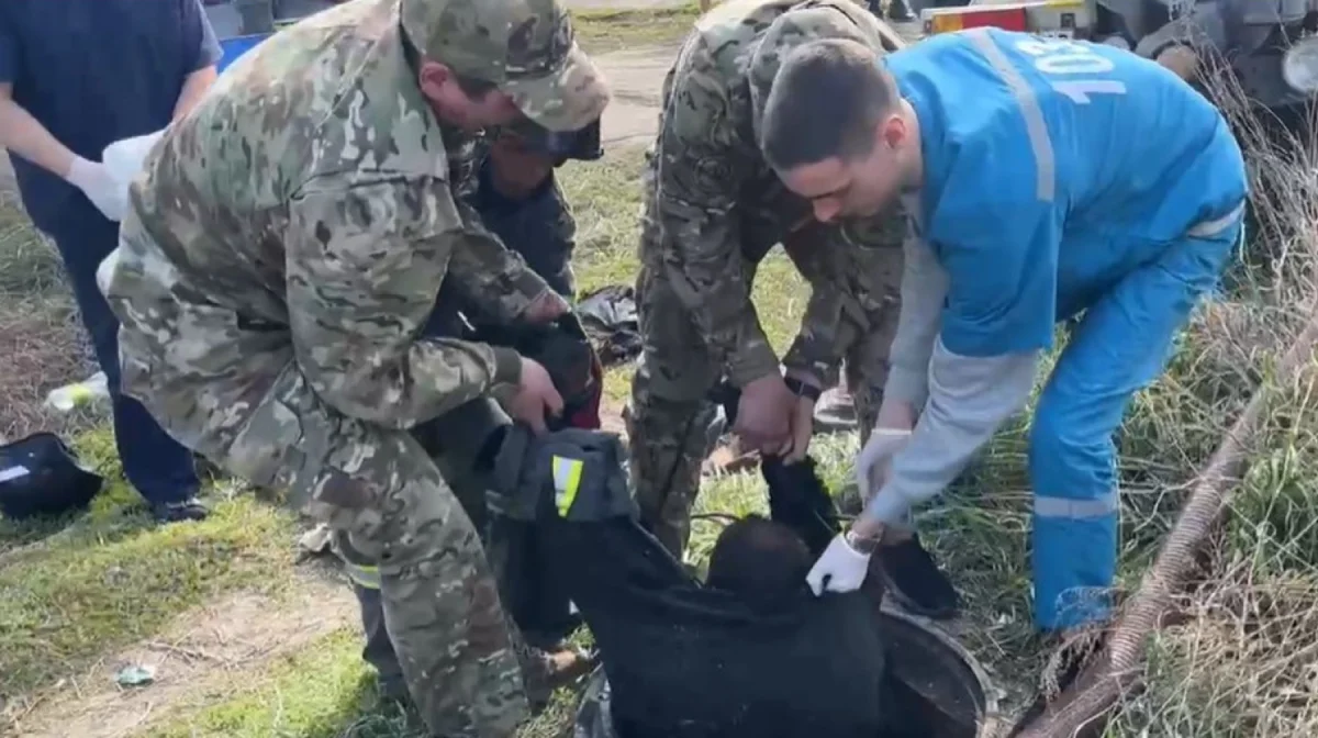 Коммунальщики чуть не задохнулись в септике в Костанайской области