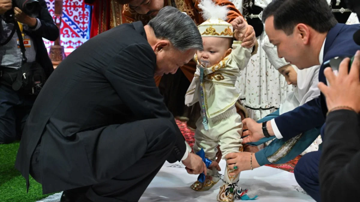 Генсек компартии Вьетнама перерезал путы малышу в Астане