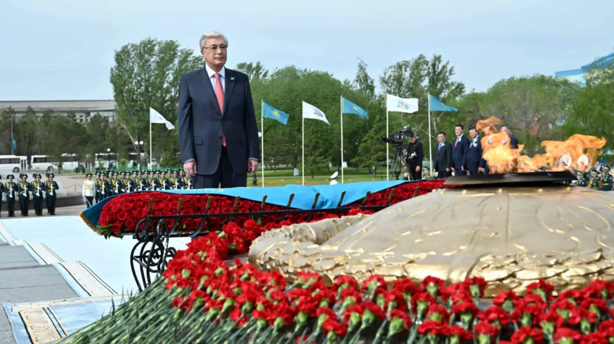 Тоқаев «Отан Ана» монументіне гүл шоғын қойды