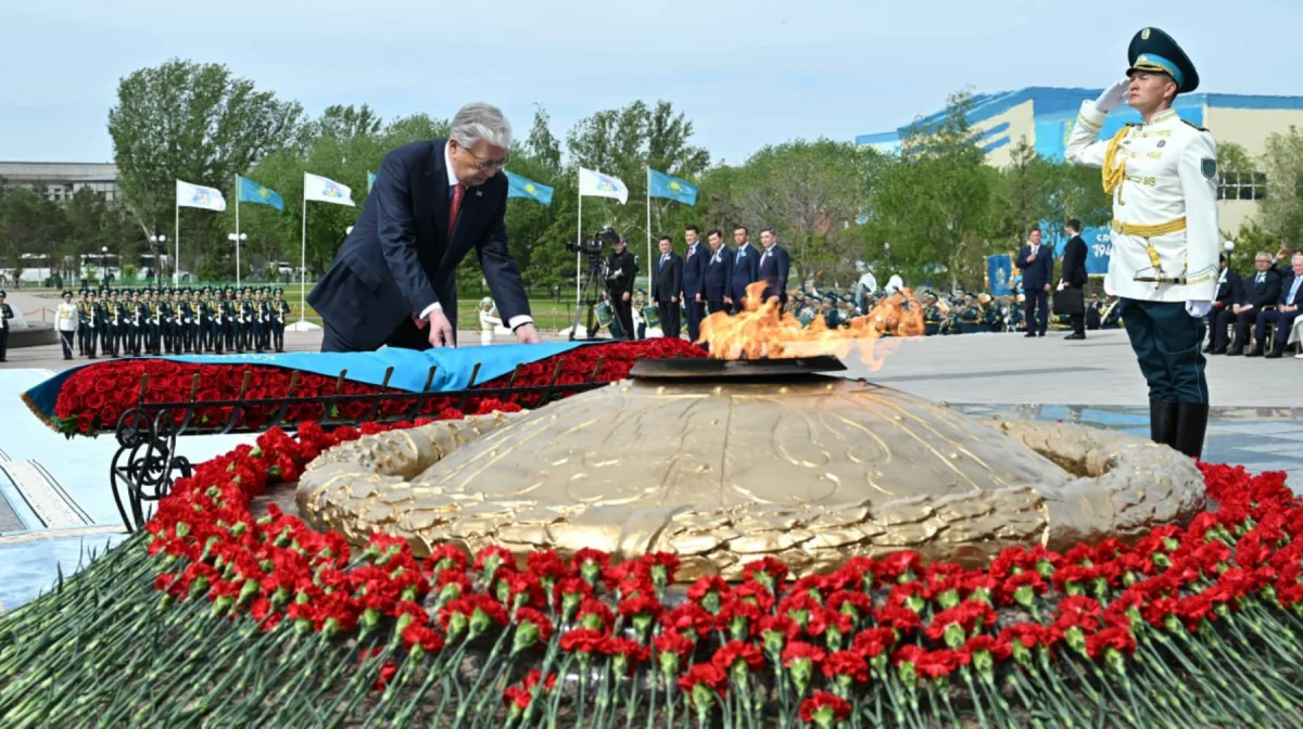 Токаев возложил цветы к монументу «Отан Ана»