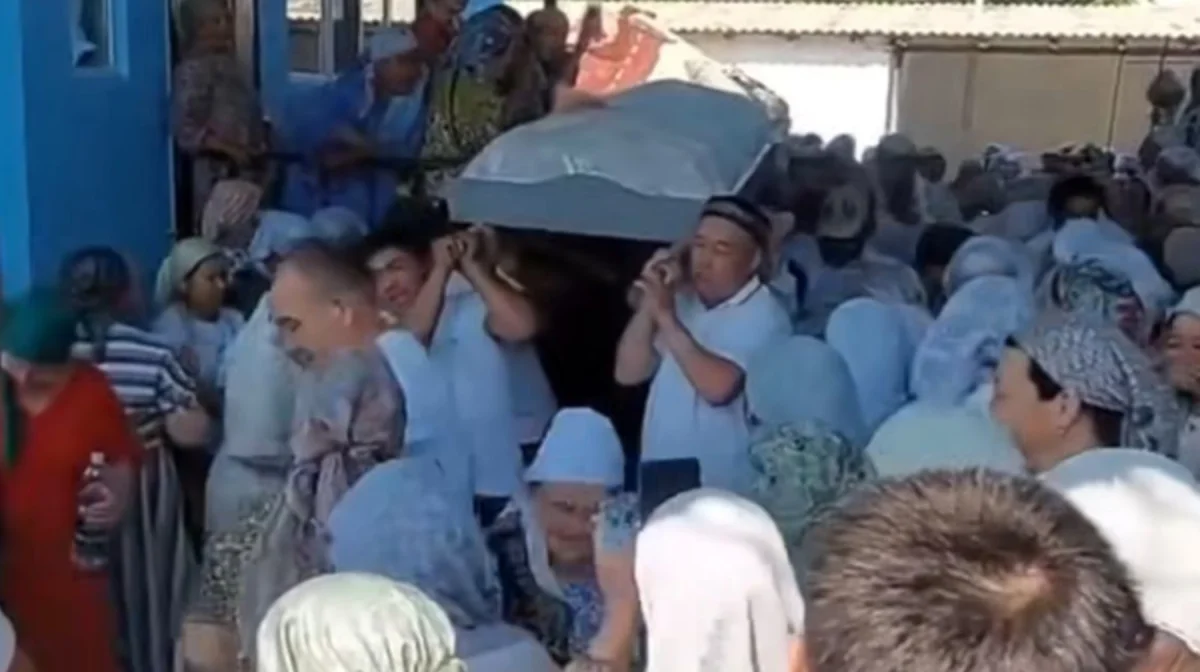 103 жасында көз жұмған кейуананы ақтық сапарға ақша шашып шығарып салған