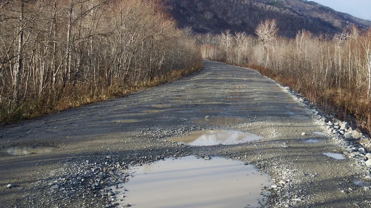 Абайская область на грани аварий: 90 чиновников наказаны за разбитые дороги