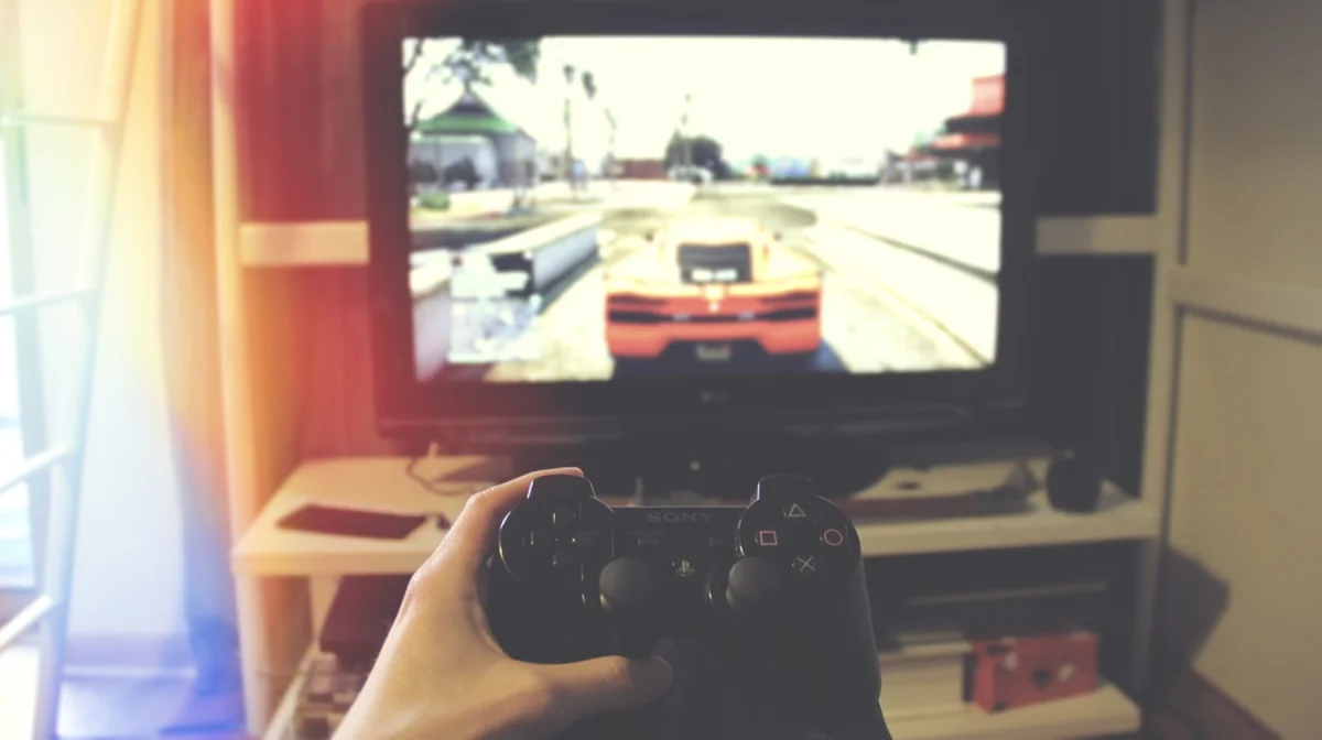 Дети стали мишенью мошенников: банковские карты выманивают через онлайн-игры