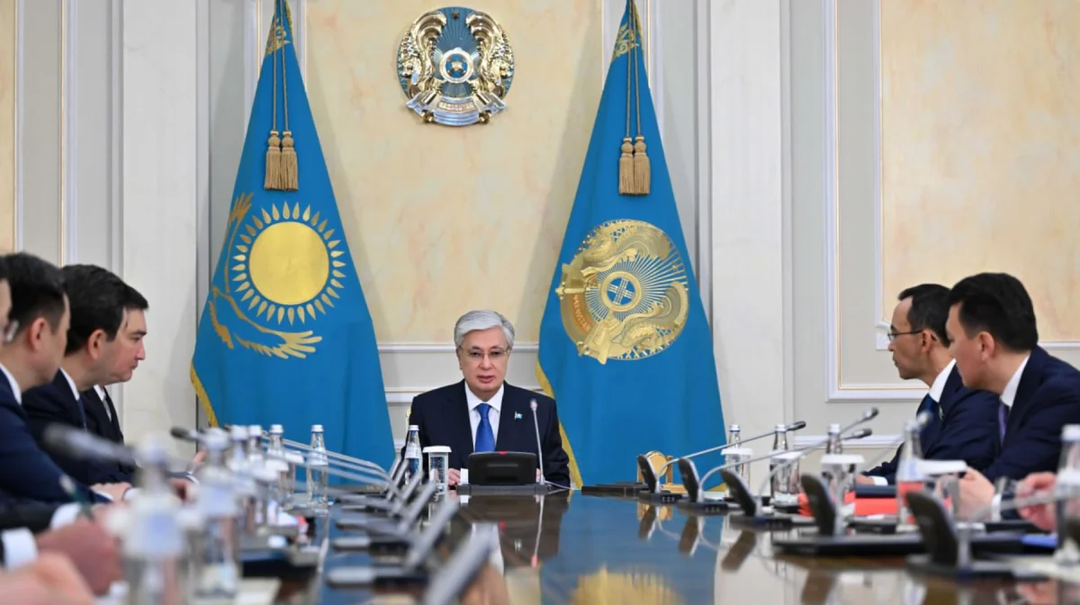 Провал в логистике: Токаев объявил выговор министру транспорта Карабаеву