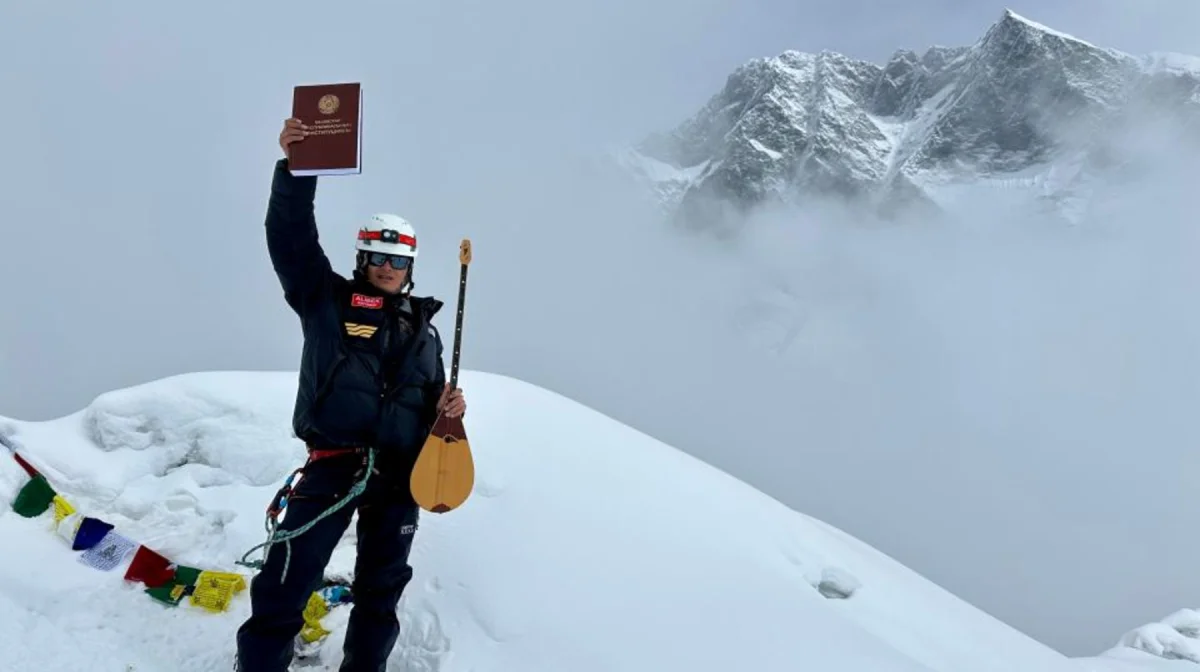 «Конституция – заңдардың шыңы»: альпинист Ата заңды Гималайдың төбесіне көтерді