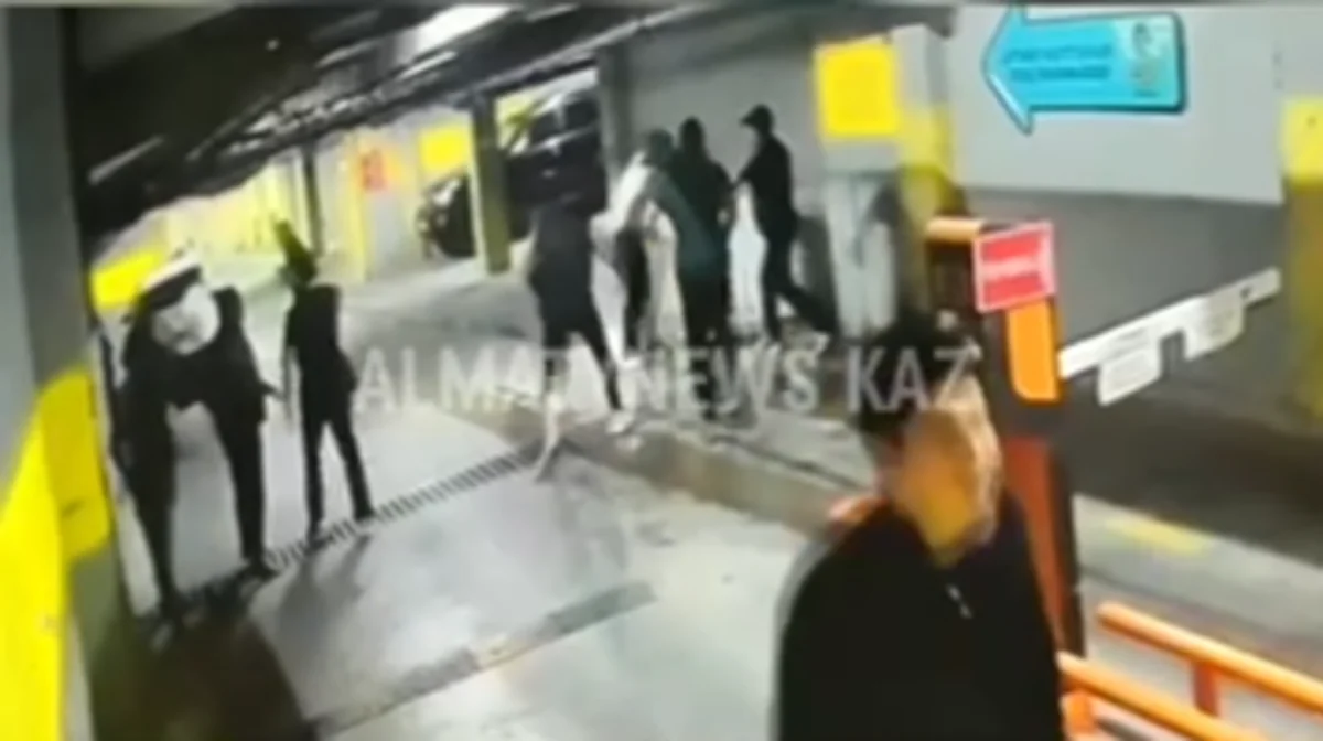 Алматыда жаппай төбелес кезінде екі адамды пышақтаған (ВИДЕО)